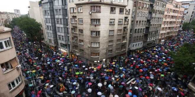 Puluhan ribu di Serbia membantah penembakan besar besaran dasar kerajaan
