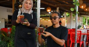 Couple sells tea at 50sen a cup to repay kindness