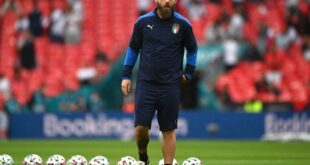 Football Soccer De Rossi believes Roma fans can love both him