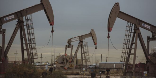 Oil near flat as extreme cold hit US output