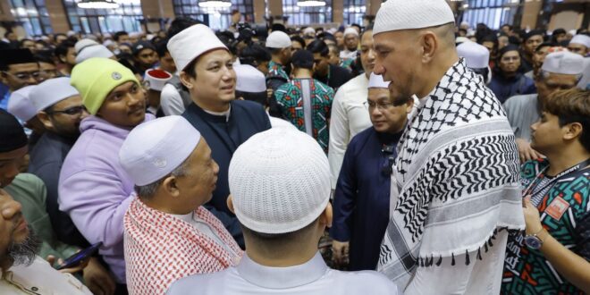 Ex All Blacks star Sonny Bill Williams attends Solat Subuh Macam