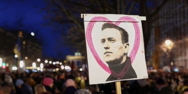 Hundreds gather across Europe to mourn Navalny denounce Putin