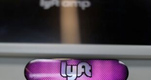 Lyft guarantees weekly earnings to lure more drivers