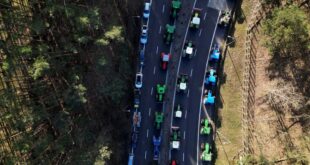 Polish farmers block highway at border crossing with Germany