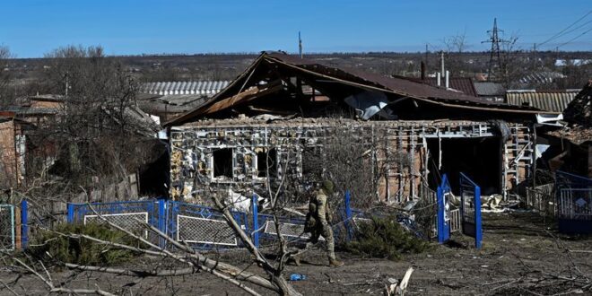 Residents of Ukraines Orikhiv try to survive in the ruins