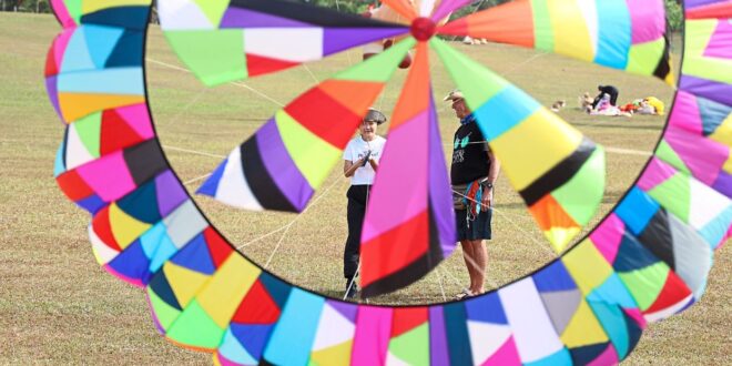 Warm welcome reels in kite flyers