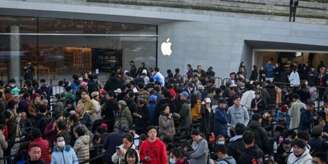 Apple ‘aunties greeted with cheers at Shanghai store opening