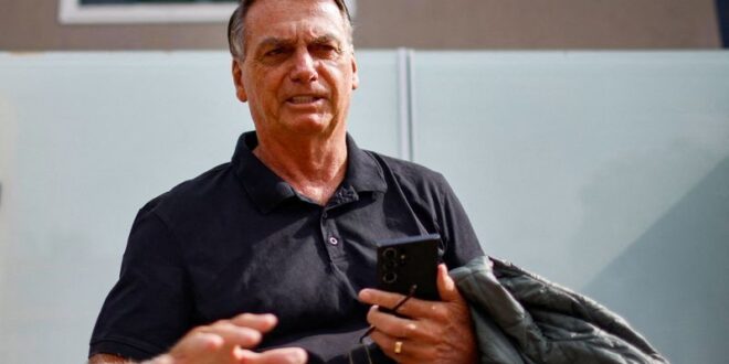 Brazils ex military chiefs told police Bolsonaro discussed coup in 2022