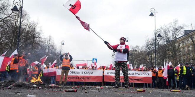 Polish farmers burn tyres outside Tusks office in return of