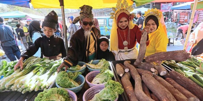 Sleepy town comes alive for Friday market