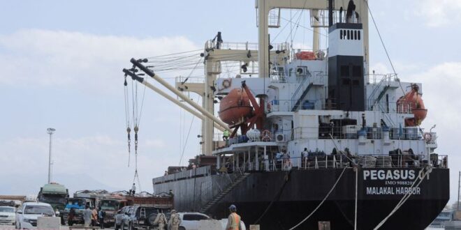 Somali pirates return adds to crisis for global shipping companies