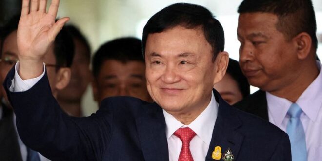 Thailands Thaksin projects power as loyalists cosy up