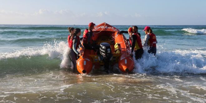 Women lifesavers train next generation on Australias Bondi Beach