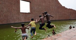 Bangladesh reopens schools amid scorching heatwave