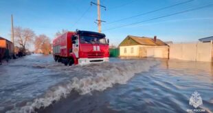 Record flood waters rise in Russias Urals forcing thousands to