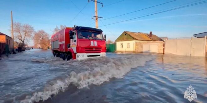 Record flood waters rise in Russias Urals forcing thousands to