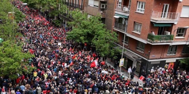 Socialist supporters call on Spanish prime minister to stay