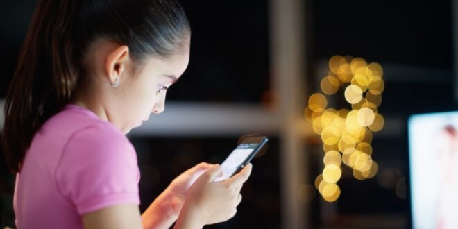 Study Quarter of UK five to seven year olds have smartphone