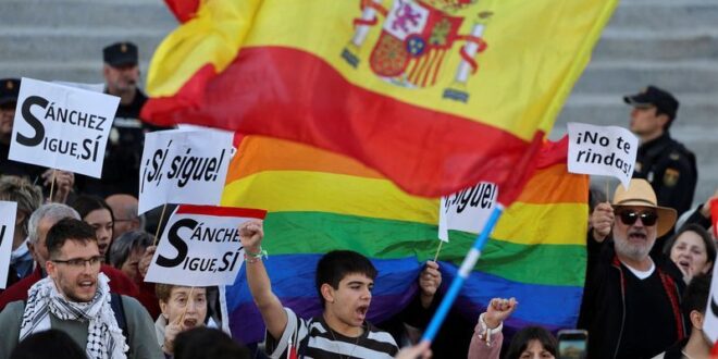 Supporters of Spains prime minister rally in Madrid to urge