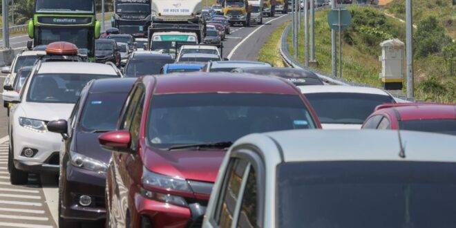 Traffic congestion in Gua Musang as people head back to