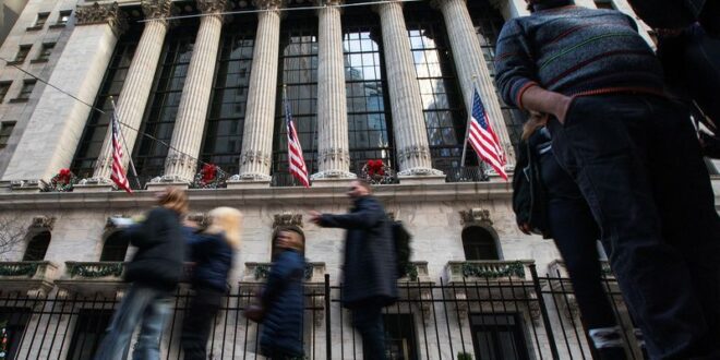 Wall St stocks end higher with major corporate earnings in