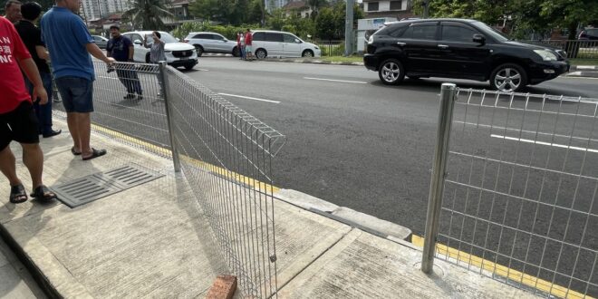 Glutton street traders defend opening fence for access