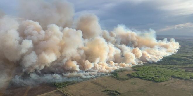 Spreading Western Canada wildfire prompts thousands to evacuate