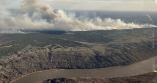 Wildfire approaches western Canada oil town forcing 6000 to evacuate