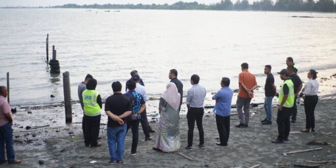 DOE closely monitoring Sg Renggit following Singapore oil spill