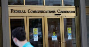 FCC wants change of US court hearing challenges to net