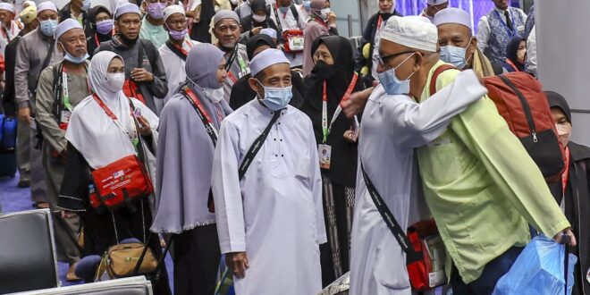 Malaysian Haj pilgrims return to warm reception at KLIA