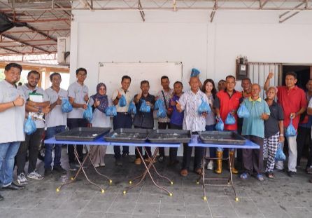 Raya cheer for Pulau Betong fishermen