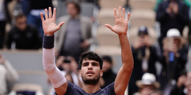 Swiatek roars into French Open semis as Alcaraz battles Tsitsipas