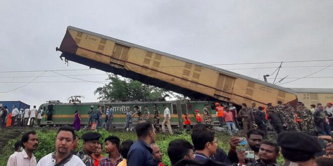 Train crash in eastern India kills 15 injures dozens