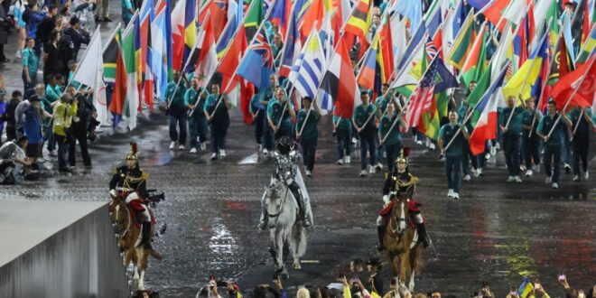 Flotilla on Seine rain and Celine Dion mark start of