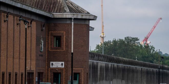 UKs overflowing prisons present PM Starmer with early crisis