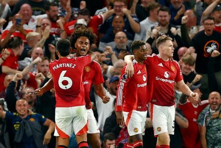 Football Soccer Zirkzees late debut goal gives Man United win over