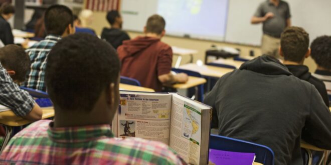 US history teachers are replacing textbooks with the Internet