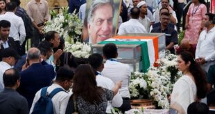 Hundreds gather to pay last respects to Indias iconic business