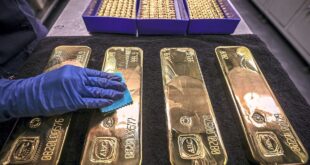 Safe haven gold hits record high on global uncertainties