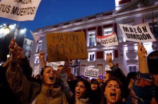 Spaniards protest over handling of flood disaster