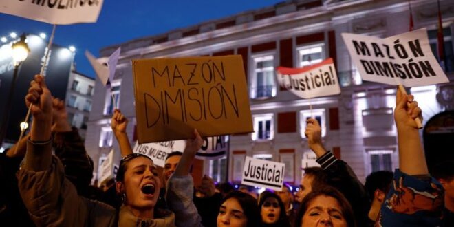 Spaniards protest over handling of flood disaster