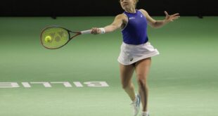 Tennis Tennis Italy dig deep to beat Swiateks Poland 2 1 and